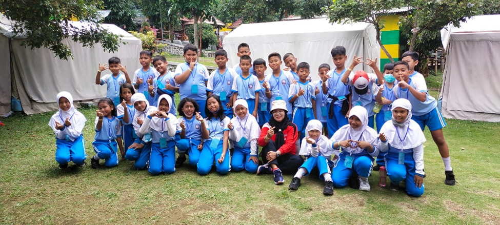 KEGIATAN TENGAH SEMESTER DI KEBUN PAK BUDI KEGIATAN TENGAH SEMESTER DI KEBUN PAK BUDI